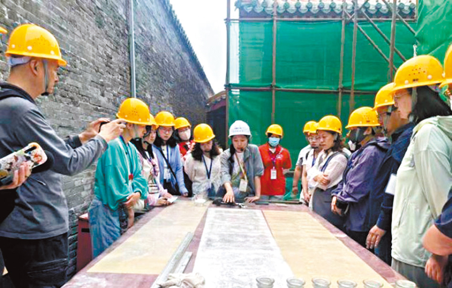 ◆工作人員為體驗者介紹修復程序。