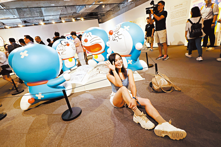 ◆少女與多啦A夢打卡。