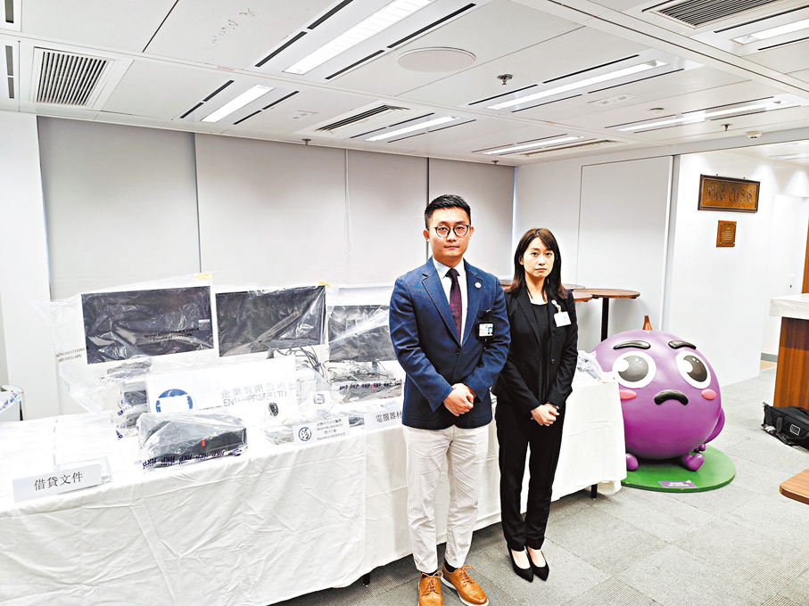 ◆警方講述案情及展示檢獲證物。香港文匯報記者鄺福強  攝