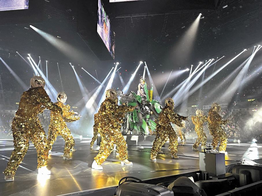 ◆Sammi以《朝聖》及《發熱發亮》兩首快歌揭開序幕。