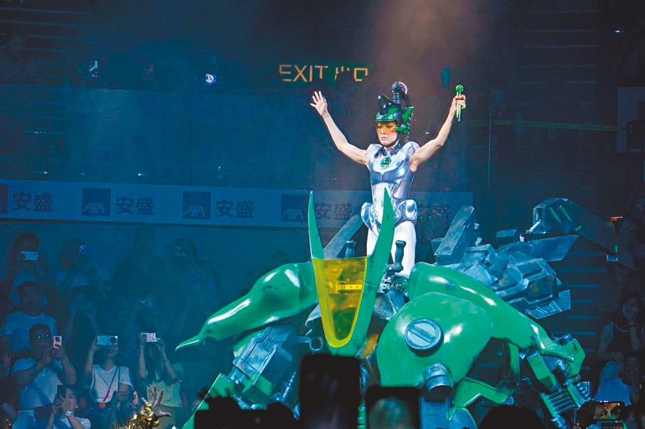 ◆Sammi登上巨型機械人炫酷出場。