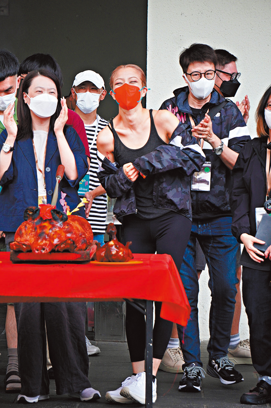 ◆拜神時，Sammi拉開外套拉鏈「散熱」。