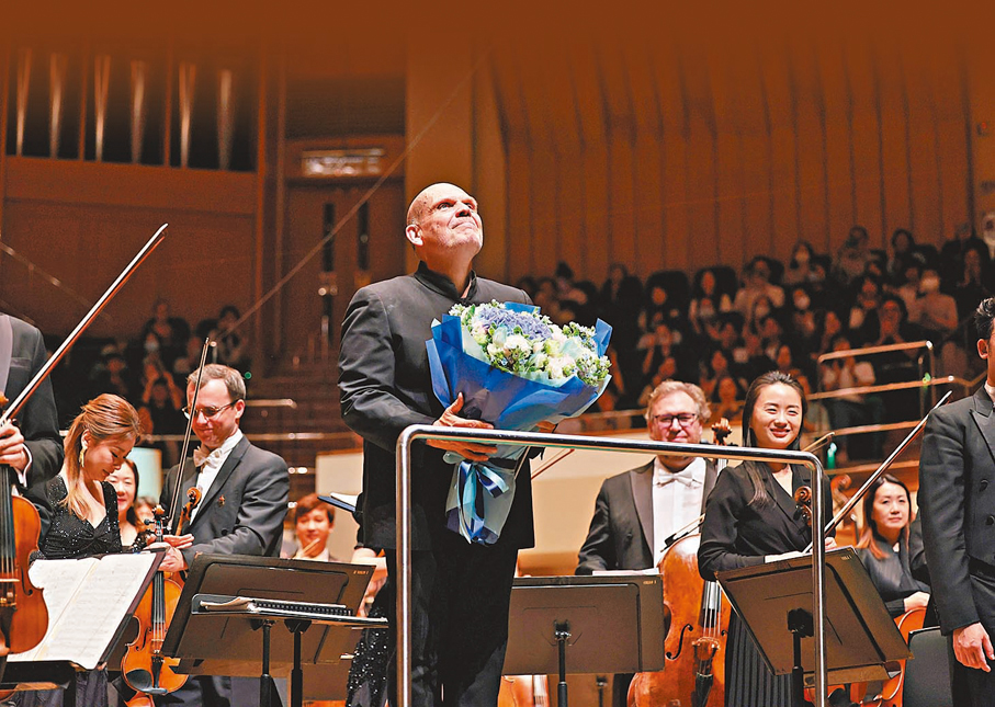 ◆在《歡送梵志登音樂會》上，指揮大師向觀眾告別。  攝影：Keith Hiro/港樂