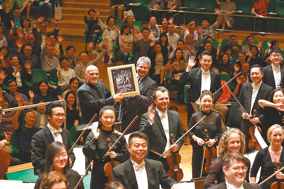 ◆梵志登帶領港樂呈現的《指環》四部曲歌劇音樂會現場錄音，為樂團奪得《留聲機》2019年度管弦樂團大獎殊榮。圖為祝捷音樂會。 攝影：Christine Cheuk/港樂