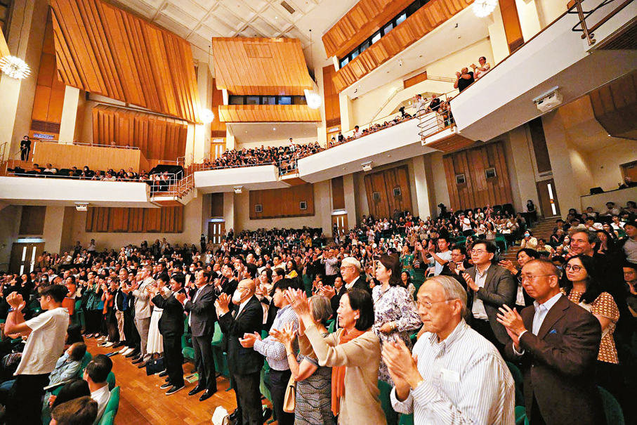 ◆在《歡送梵志登音樂會》結尾，觀眾起立向大師致敬。 攝影：Keith Hiro/港樂