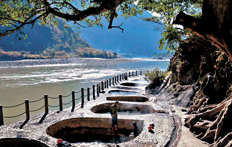 ◆怒江登埂澡塘。 作者供圖