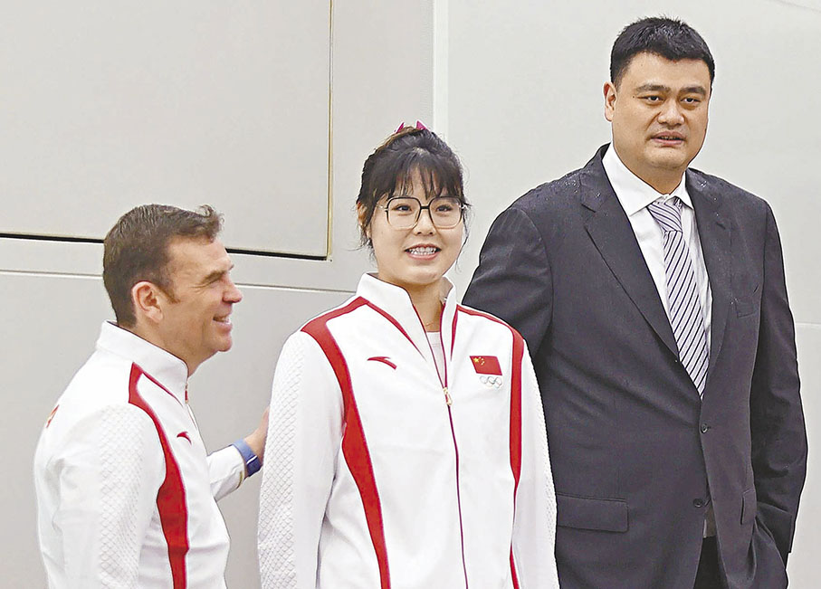 ◆中國體育代表團成員姚明（右）與李月汝（中）在大會前。   新華社