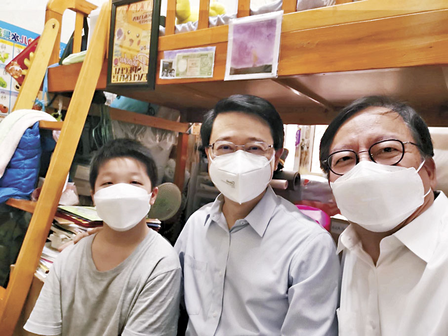 ◆李靖甫在家中與李家超和陳國基合影。 受訪者供圖