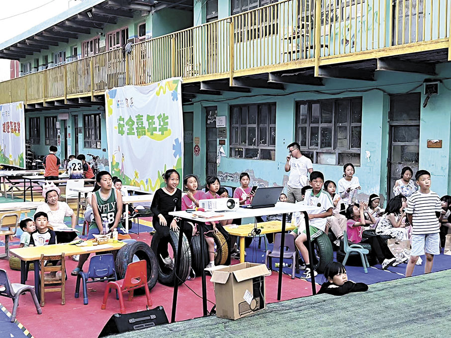 ◆文學小組位於皮村同心實驗學校內。圖為學生在校參加活動。