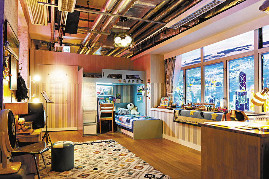 ◆九十年代兩兄弟的臥室顯示了香港的飛速變化。