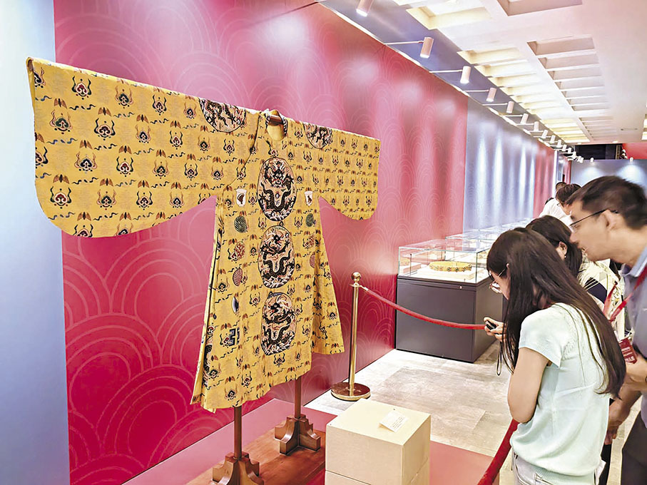 ◆特展展出的黃緙絲十二章福壽如意袞服。