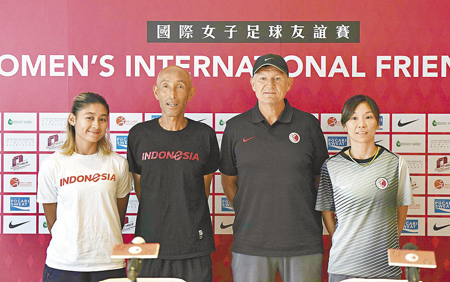 ◆雙方教練及球員於記者會開始前合照。  香港文匯報實習記者黃銘樂  攝