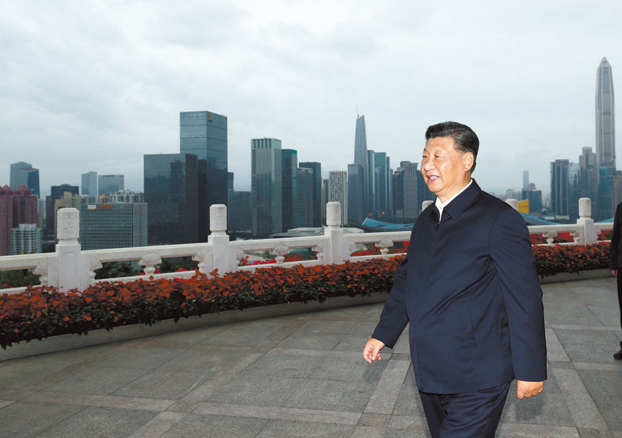 ◆2020年10月14日，深圳經濟特區建立40周年慶祝大會在廣東省深圳市隆重舉行。習近平在會上發表重要講話。這是當天下午，習近平在蓮花山公園遠眺特區新貌。新華社