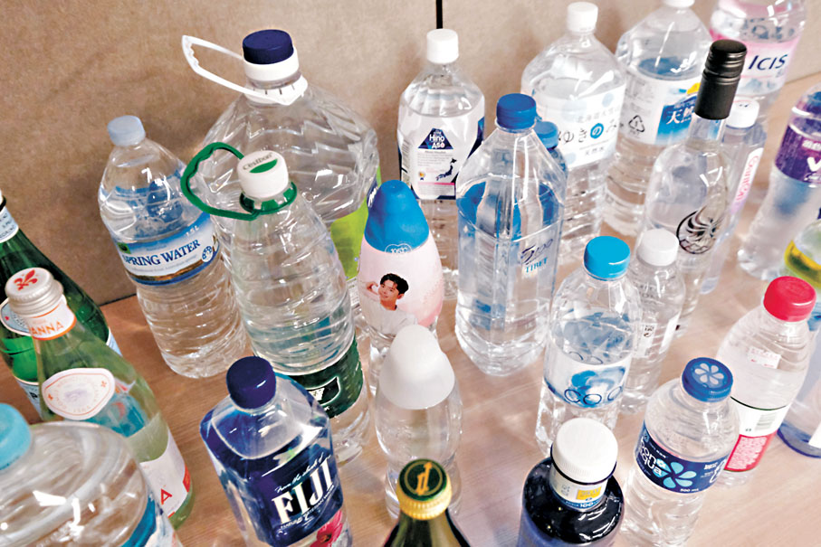 ◆同量的天然礦泉水售價約為蒸餾水及純淨水的三倍。香港文匯報記者涂穴 攝