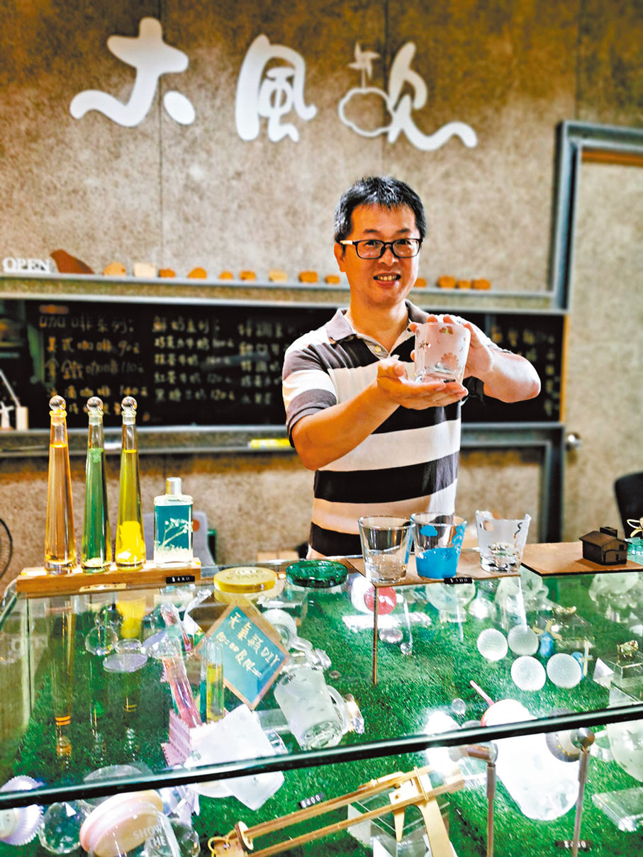 ◆大風吹手作館老闆曾韋翔展示作品