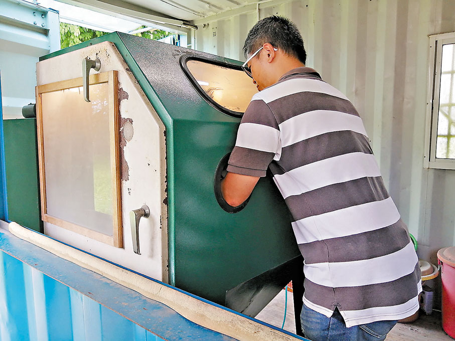 ◆由老闆協助磨砂杯噴砂過程。