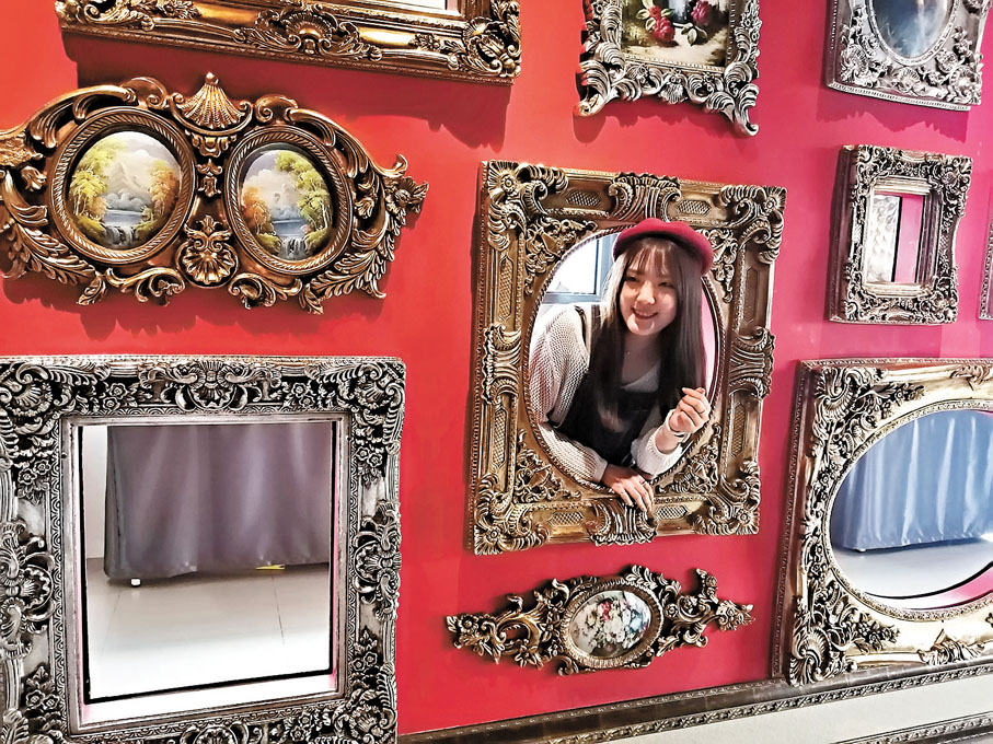 ◆遊客在畫框中打卡。   