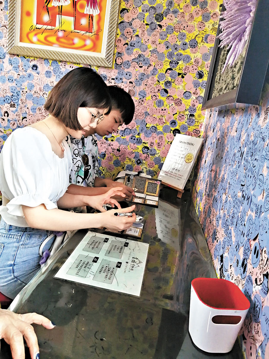 ◆畫框博物館可以讓遊客現場畫畫再貼上。