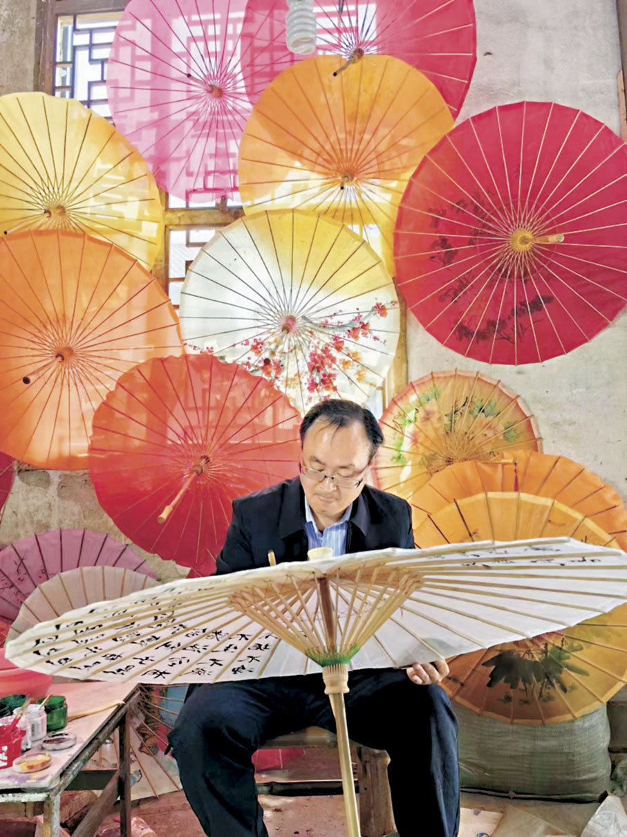 ◆海外消費者定製的「詩詞」油紙傘。 香港文匯報杭州傳真