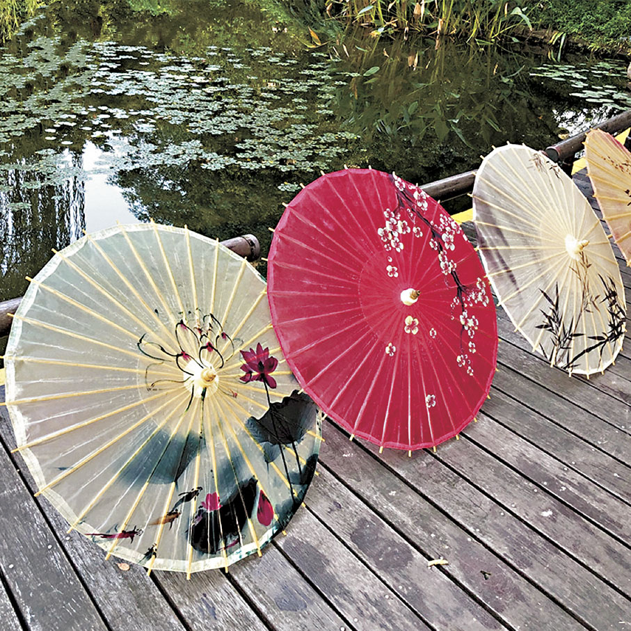 ◆杭州安若素科技有限公司設計生產的國風油紙傘。 香港文匯報 杭州傳真