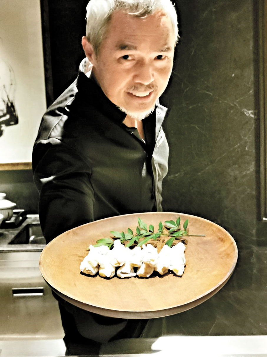 ◆師傅展示其得意作品。