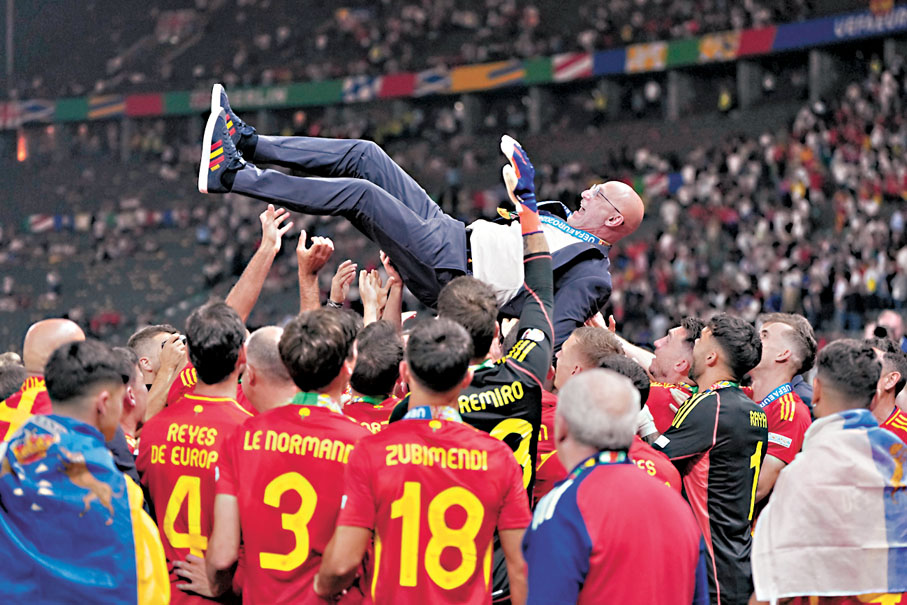 ◆球員向功勳教頭迪拉富安迪致敬。 美聯社