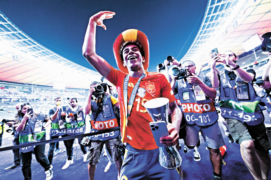 ◆勇奪最佳年輕球員獎，耶馬一鳴驚人。  新華社