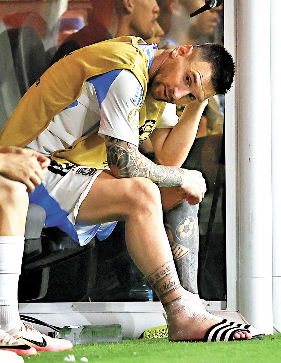 ◆美斯受傷坐在後備席，眼有淚光。  路透社