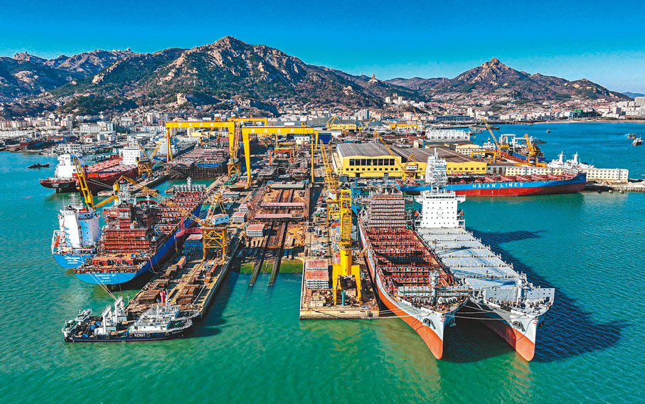 ◆2024年上半年，中國造船完工量2,502萬載重噸，同比增長18.4%。圖為早前在山東省榮成市石島管理區黃海造船有限公司船塢內，工人抓緊建造各類大型船舶。 資料圖片