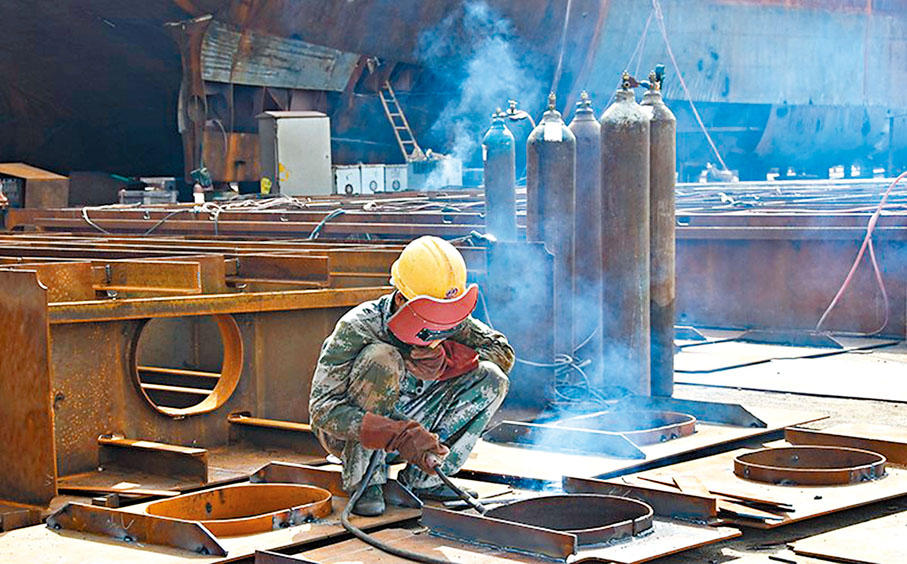 ◆早前在海南某造船廠，一名技術工對船體基礎框架組件進行焊接。網上圖片