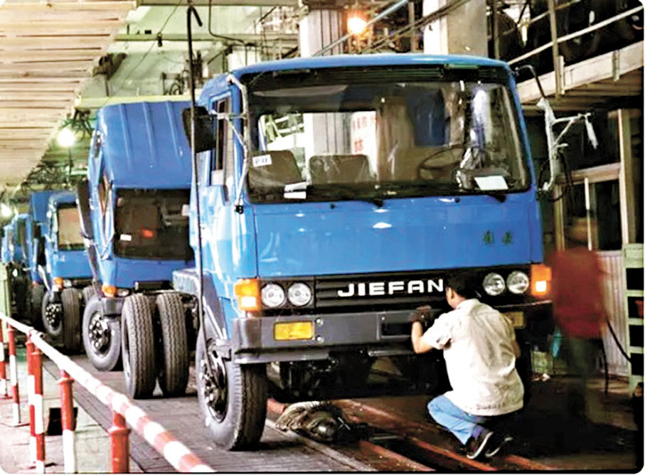 ◆1995年,解放第三代產品六噸平頭柴油車開始批量生產。 新華社客戶端