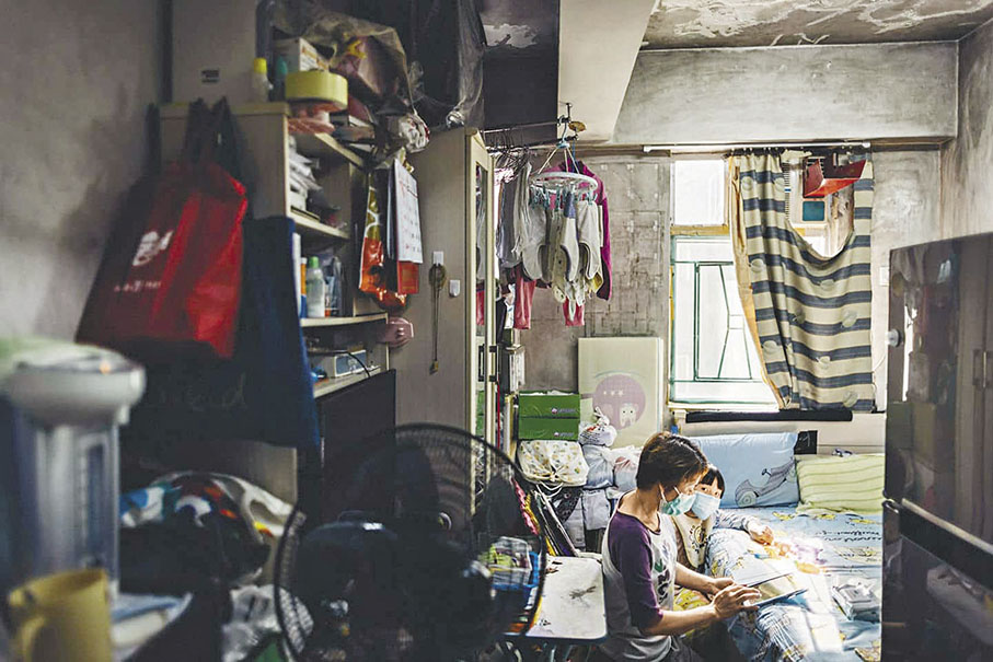 ◆公屋聯會建議設立不少於9平方米的最低居住標準，要求應有獨立廚廁、水電錶和基本消防設備等。圖為一劣質劏房。 資料圖片