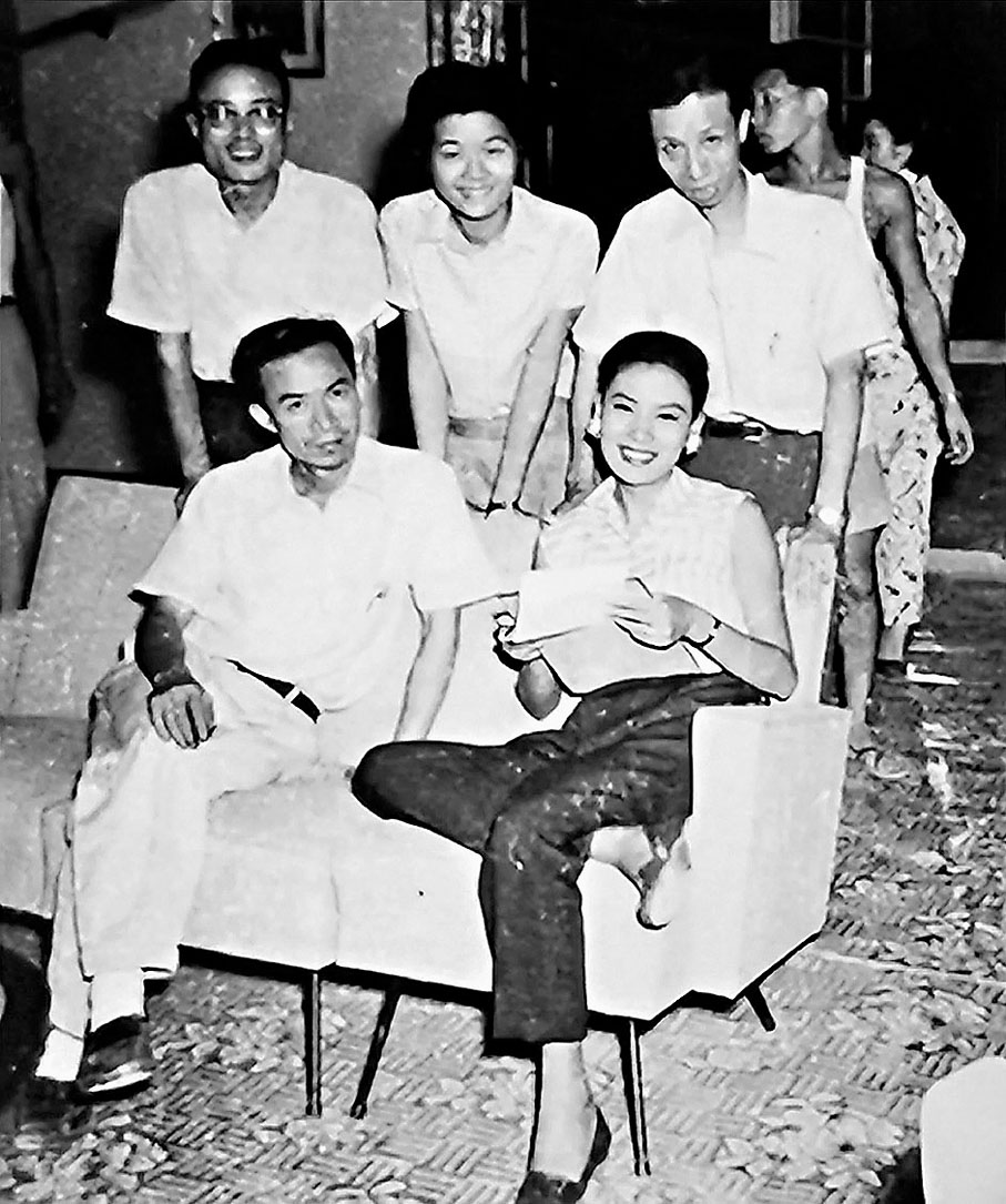 ◆（前排左起）導演蔡昌、漂亮的丁荔，（後排左起）作家高朗、名編劇胡美萍、家父林檎在片場中留影。   作者供圖