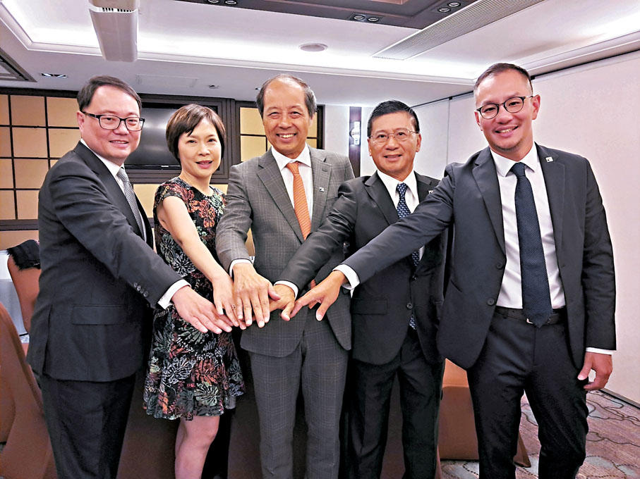 ◆譚國榮（左三）指，希望招攬世界十大保險公司遷冊來港「做返大個餅」。左一為許金桂，左二為劉佩玲，右二為徐志堅，右一為林嘉言。香港文匯報記者曾業俊 攝