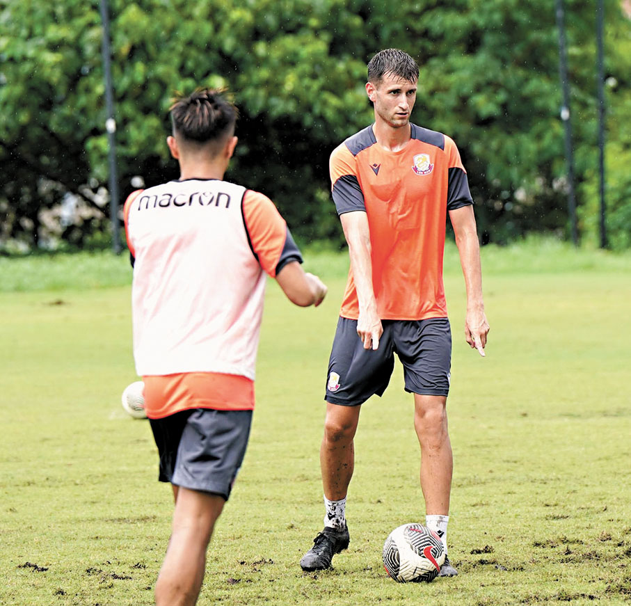 ◆西班牙中堅馬天尼斯（右）表示香港的天氣十分炎熱。 香港文匯報記者張發兒 攝