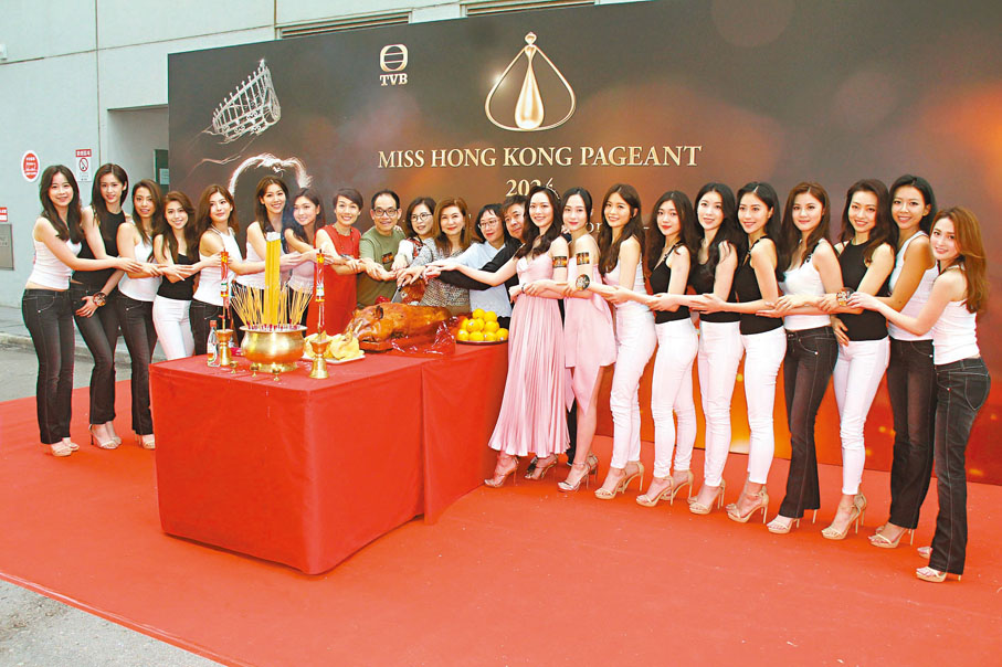 ◆15位應屆港姐候選佳麗與製作團隊昨日出席《2024 香港小姐競選》外景出發拜神儀式。