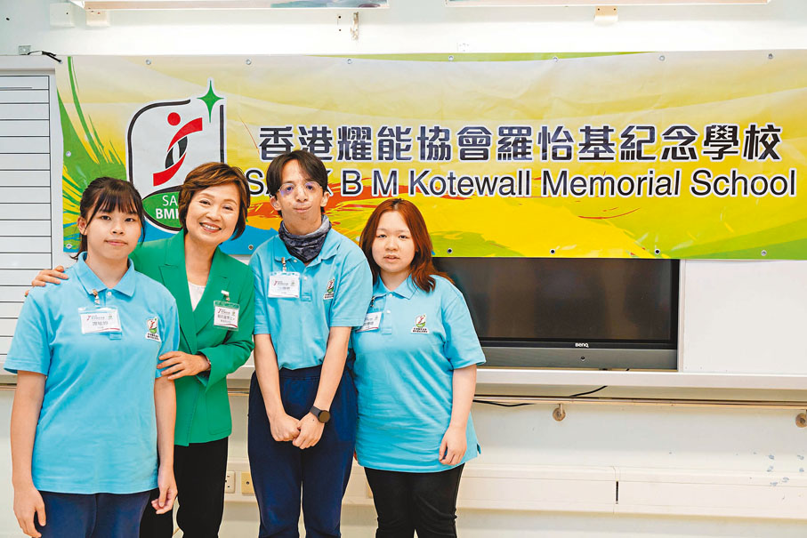 ◆蔡若蓮昨日到訪羅怡基紀念學校，並與3位應屆中學文憑考試考生，包括譚敏婷(左一)、陸證恩(右二)及徐寶晴(右一)合照留念。 學校供圖