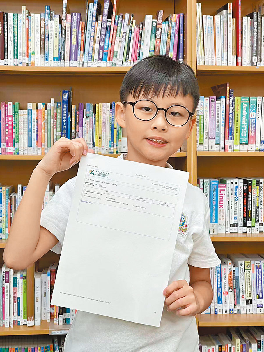 ◆9歲仔梁智仁越級挑戰數學延伸部分並取得5**。香港文匯報記者蘇梓堯  攝