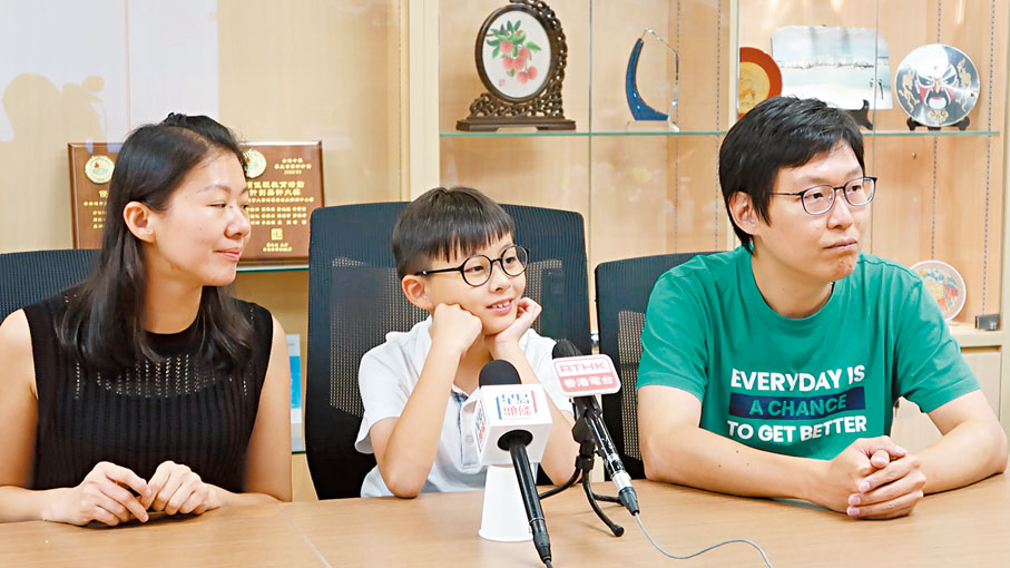 ◆梁父梁母笑言兒子情傾數學。香港文匯報記者蘇梓堯 攝