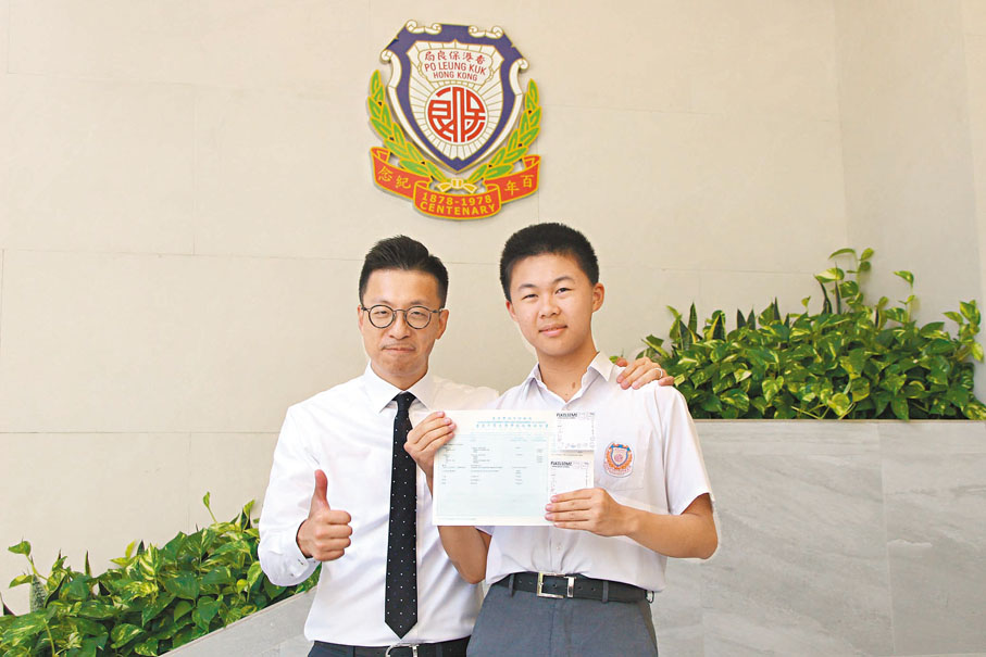 ◆跳級考生劉昀（右）與校長呂恒森合照。香港文匯報記者黃艾力 攝