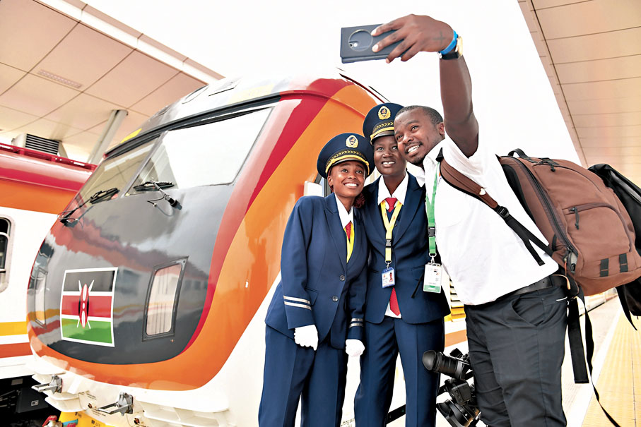 ◆海外人士認為改革開放深刻改變了中國，也深刻影響了世界。圖為中國和肯尼亞共建「一帶一路」的旗艦項目——中國企業承建的蒙內鐵路二零一七年建成通車。 資料圖片