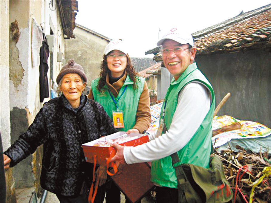 ◆葉建國背着「為人民服務」的挎包去探訪老人。香港文匯報東莞傳真