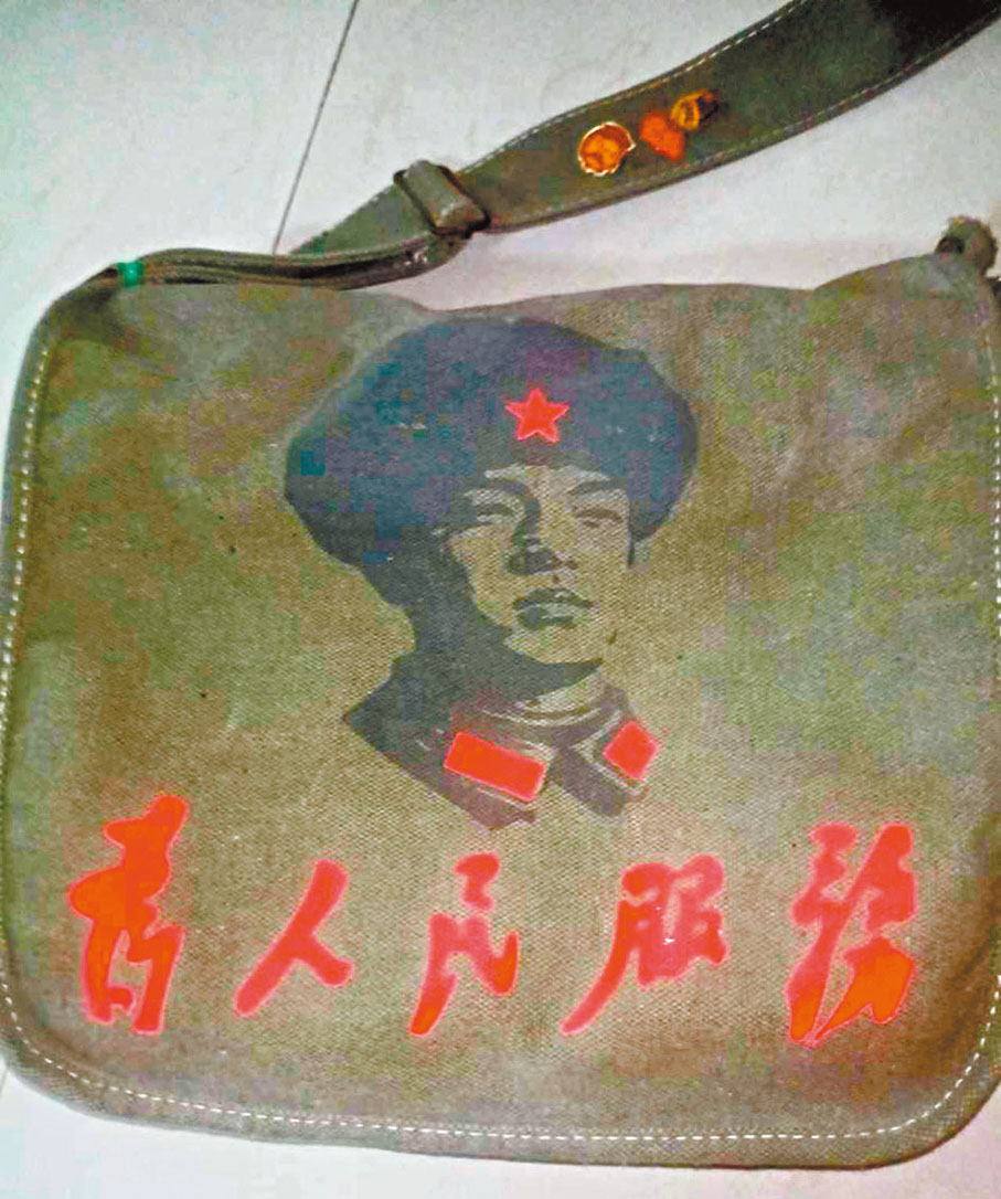 ◆葉建國常背着一個軍綠色挎包，上面印着紅色大字「為人民服務」。香港文匯報東莞傳真