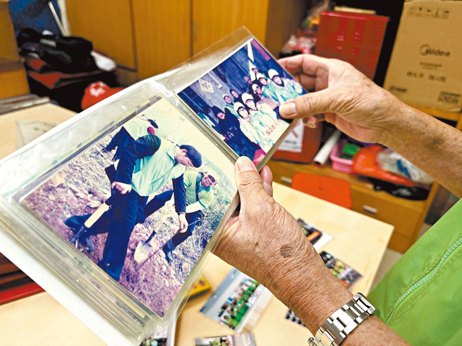 ◆葉建國翻看過去做義工拍攝的照片。香港文匯報記者盧靜怡  攝