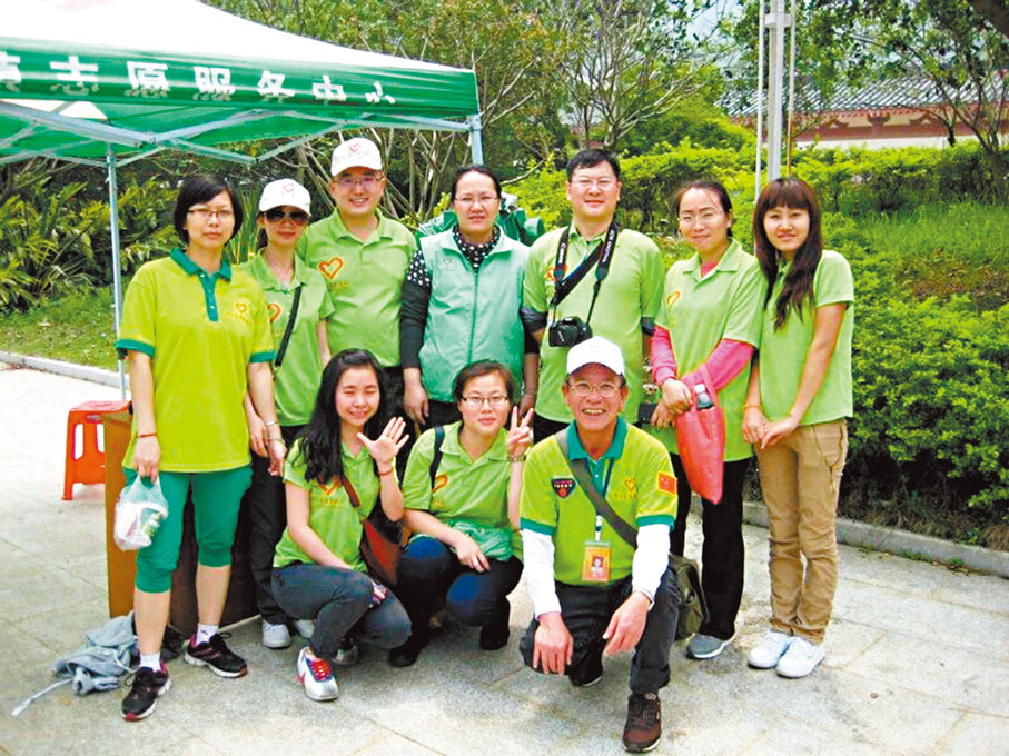 ◆志願者們和葉建國合影。 香港文匯報東莞傳真