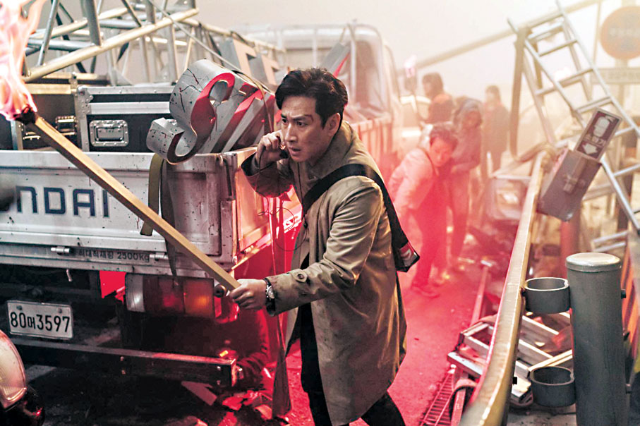 ◆ 李善均帶領市民逃生。