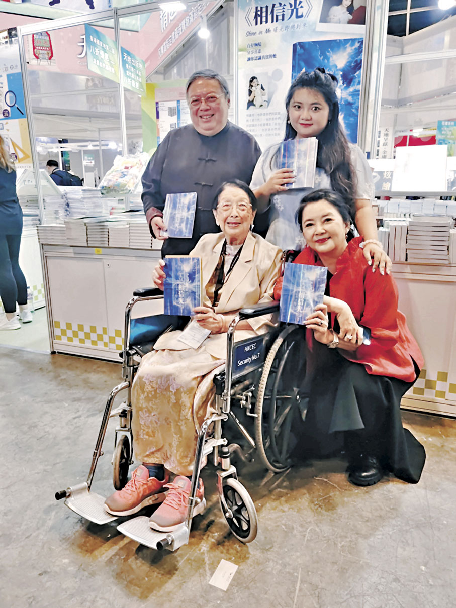 ◆胡慧中、何志平和祖母均有到場支持何嘉珍。