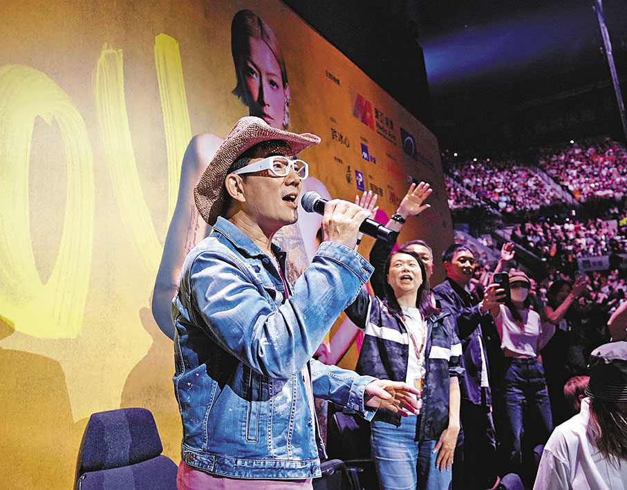 ◆小齊在觀眾席上即席唱歌。