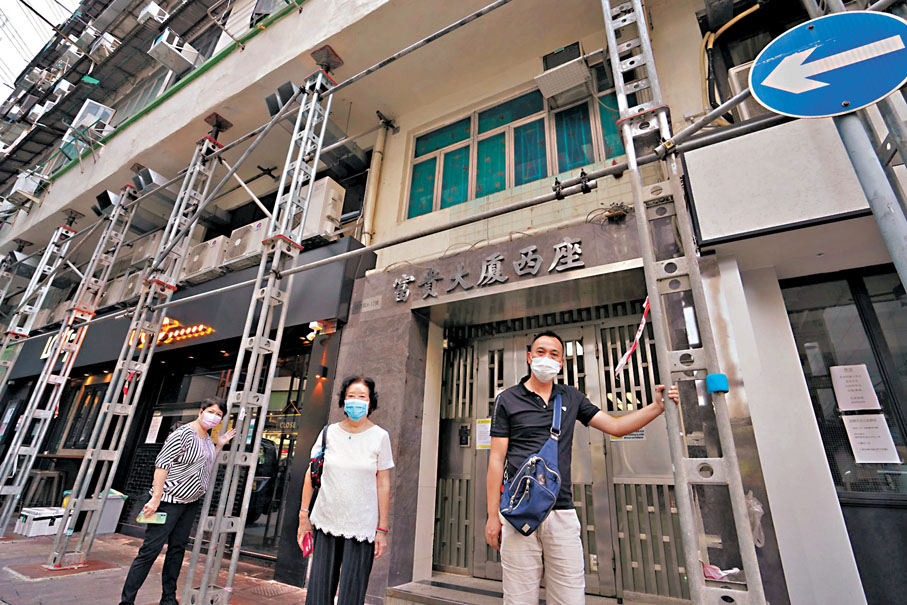 ◆香港文匯報記者曾在2021年訪查富貴大廈，發現石屎嚴重剝落，樓宇四周須用鐵架支撐。 資料圖片