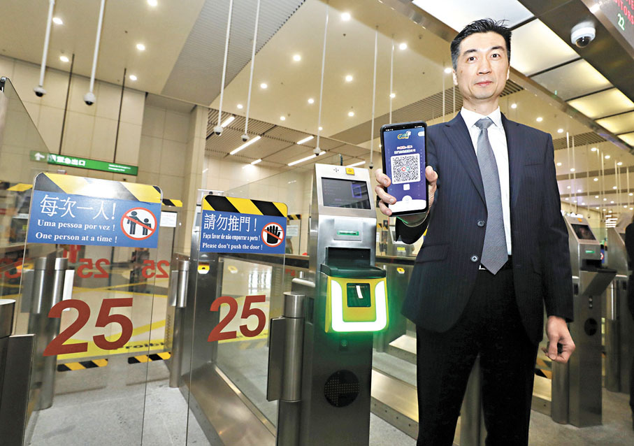◆入境處助理處長柯重鈺示範自助過關。香港文匯報記者郭木又  攝